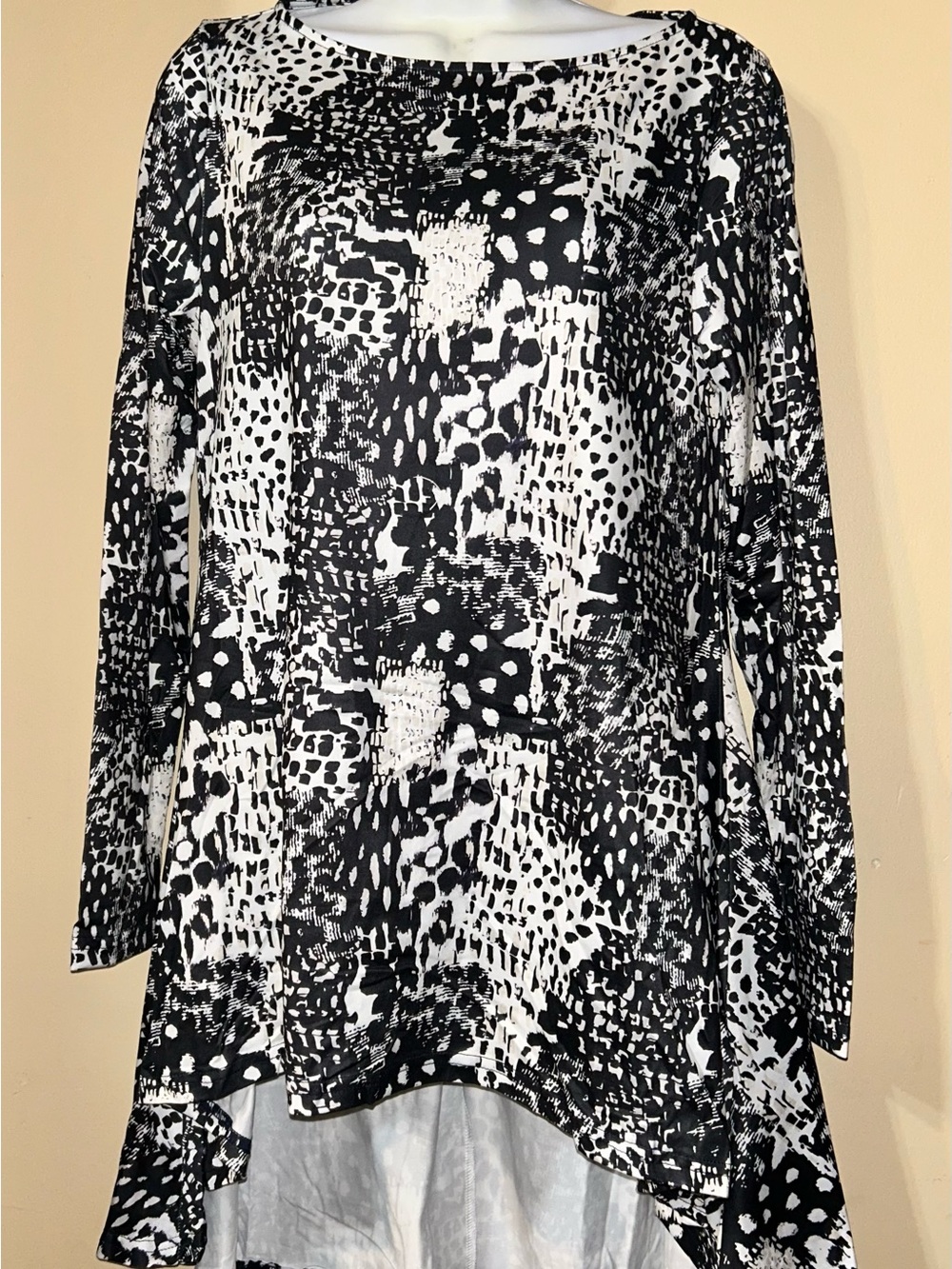 Arianna by Howard Black & White Printed Long-Sleeve Hi-Lo Tunic Top